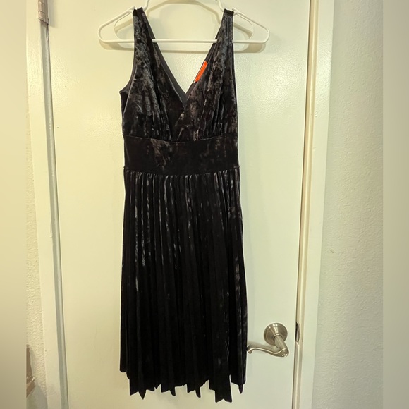 NWOT ModCloth “Splendorous Spree” Velvet Velour Pleated Black Dress XS - Picture 3 of 6